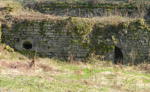 Vestiges du bâtiment qui abritait les hauts fourneaux abattus